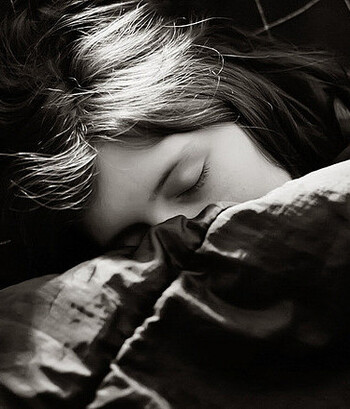 Gjumi i pakët në adoleshencë rrit rrezikun për sklerozë të shumëfishtë në moshë të rritur 